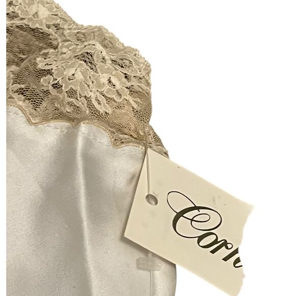 Corhan off white short nightgown with lace trim and bow design - Picture 8 of 10
